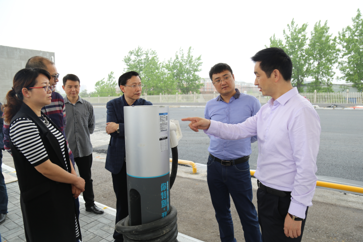 圖為公司董事長沈小平向領(lǐng)導(dǎo)一行匯報(bào)充電樁建設(shè)情況.png