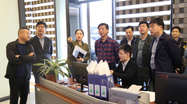 圖為交通運(yùn)輸局局長(zhǎng)向美華(左四)一行正在視察出租車政府監(jiān)管平臺(tái).png