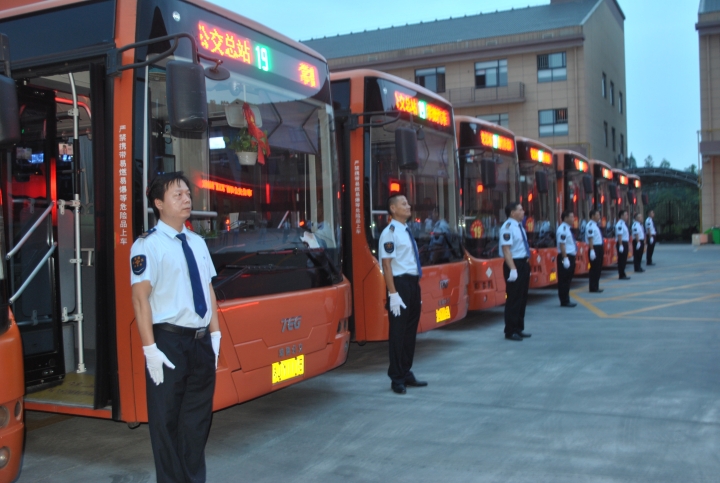 圖為19路線全體駕駛員列隊(duì)待發(fā).png70.JPG